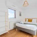 Beautiful 4 Bedroom House With Parking And Garden Guest house