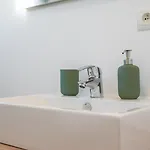 Guest house Beautiful 4 Bedroom House With Parking And Garden 4*