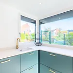 Beautiful 4 Bedroom House With Parking And Garden Guest house