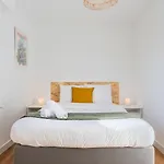 Guest house Beautiful 4 Bedroom House With Parking And Garden