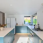 Beautiful 4 Bedroom House With Parking And Garden Guest house Wasquehal