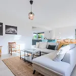 Guest house Beautiful 4 Bedroom House With Parking And Garden
