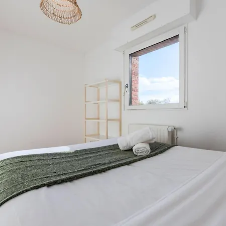 Beautiful 4 Bedroom House With Parking And Garden 4* Wasquehal