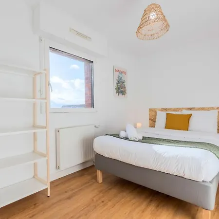 Beautiful 4 Bedroom House With Parking And Garden Guest house