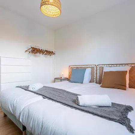 Beautiful 4 Bedroom House With Parking And Garden Gasthuis 4*