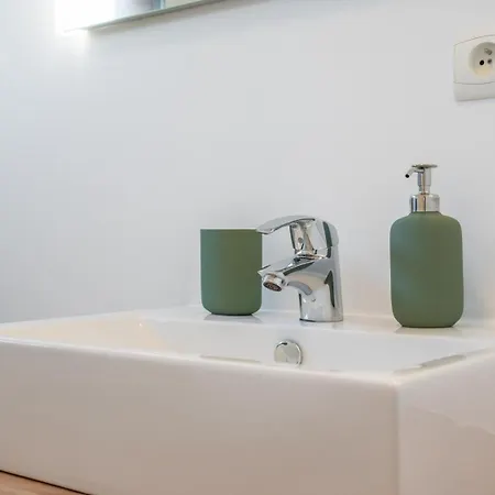 Guest house Beautiful 4 Bedroom House With Parking And Garden 4*