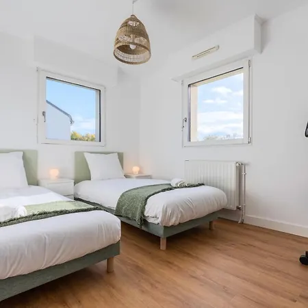 Beautiful 4 Bedroom House With Parking And Garden