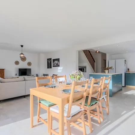 Beautiful 4 Bedroom House With Parking And Garden Gasthuis 4*