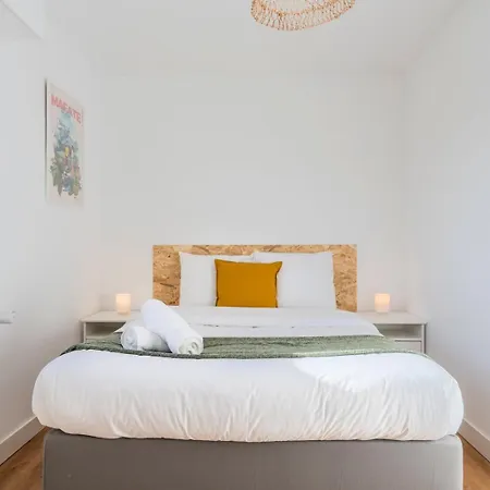 Guest house Beautiful 4 Bedroom House With Parking And Garden