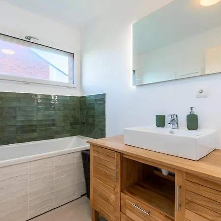 Beautiful 4 Bedroom House With Parking And Garden Gasthuis