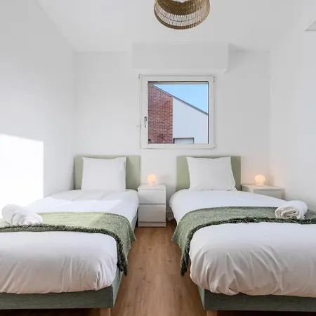 Gasthuis Beautiful 4 Bedroom House With Parking And Garden 4*