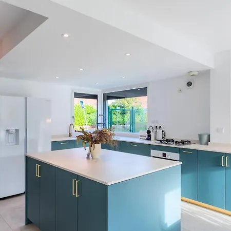 Beautiful 4 Bedroom House With Parking And Garden Gasthuis 4*