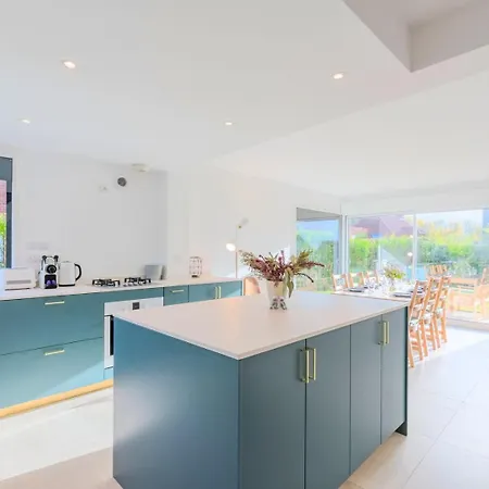 Beautiful 4 Bedroom House With Parking And Garden Wasquehal