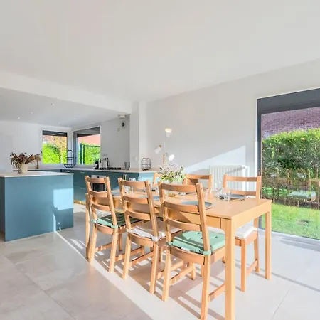 Beautiful 4 Bedroom House With Parking And Garden Gasthuis