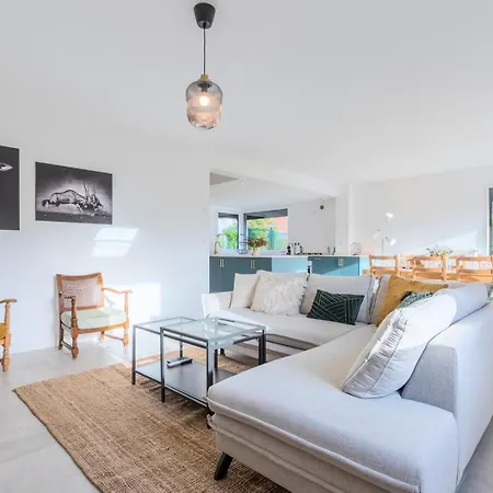 Gasthuis Beautiful 4 Bedroom House With Parking And Garden